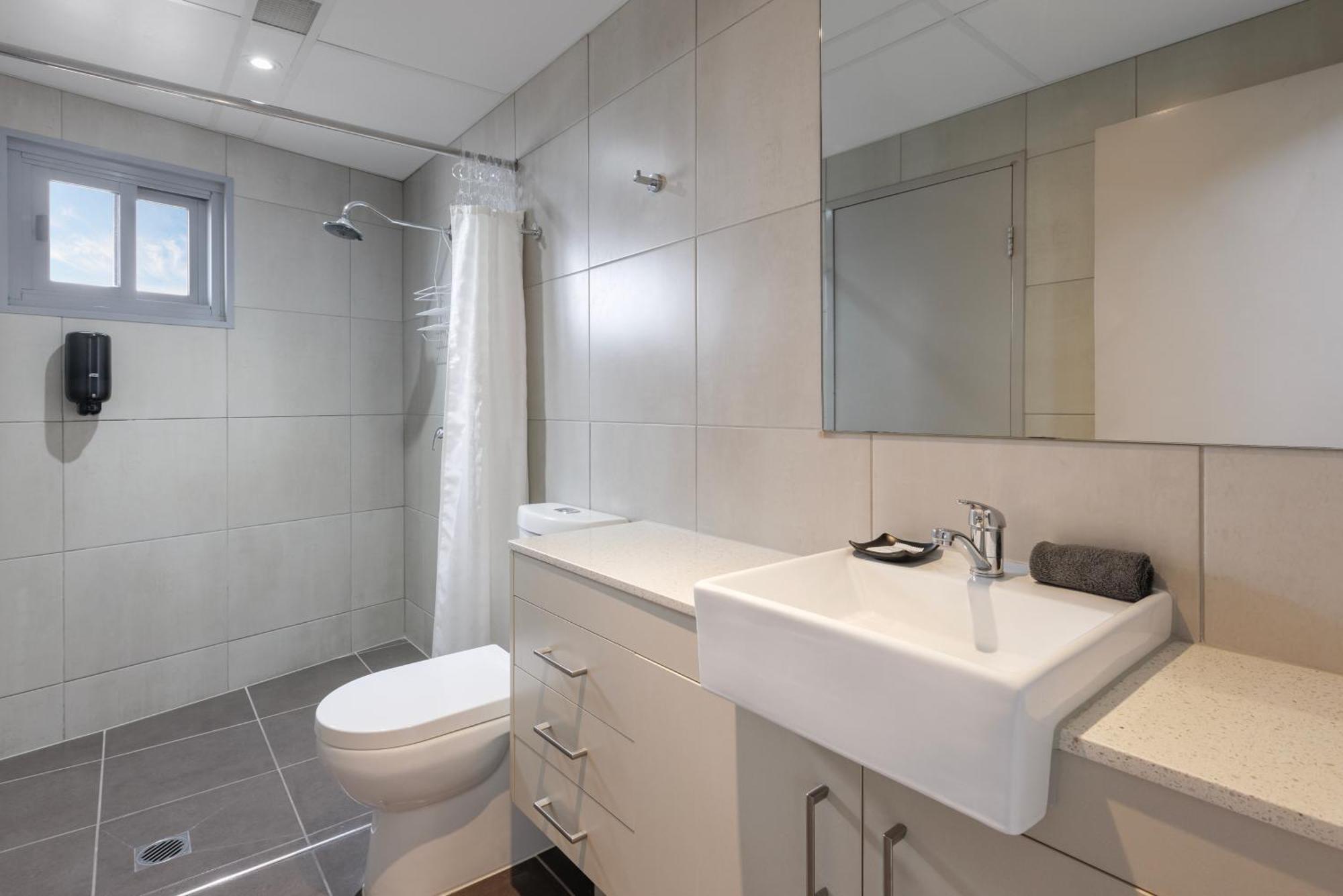 Ramada Suites By Wyndham Zen Quarter Даруин Стая снимка