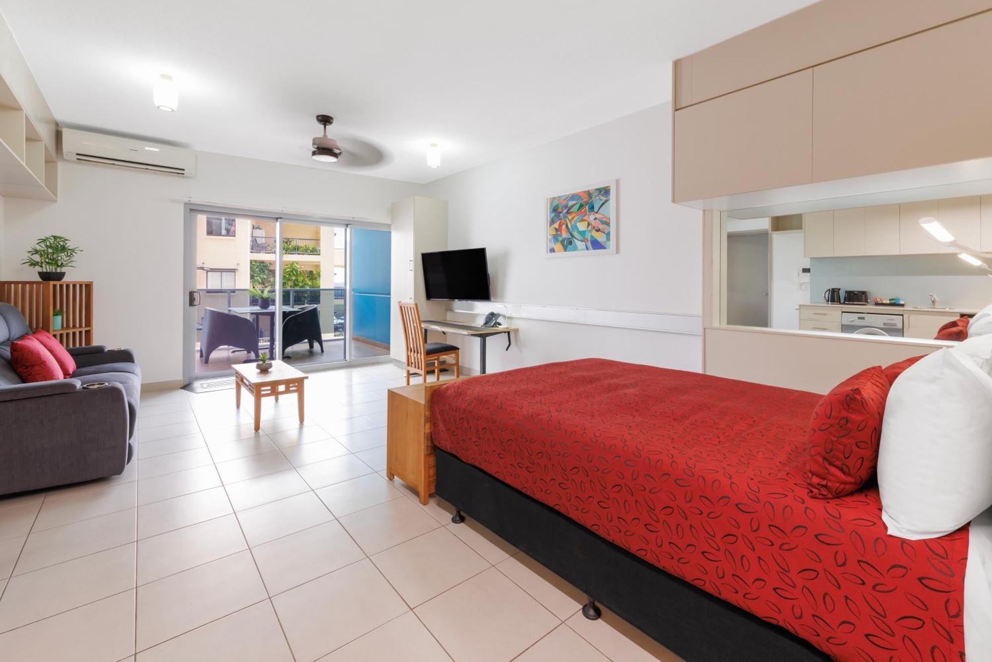 Ramada Suites By Wyndham Zen Quarter Даруин Стая снимка